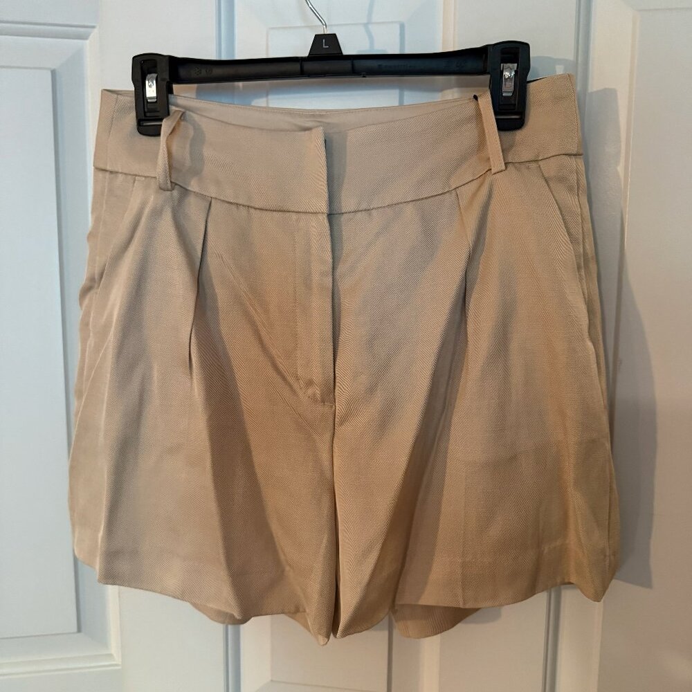 Express - Stylist Super High Waisted Pleated Shorts, size 6